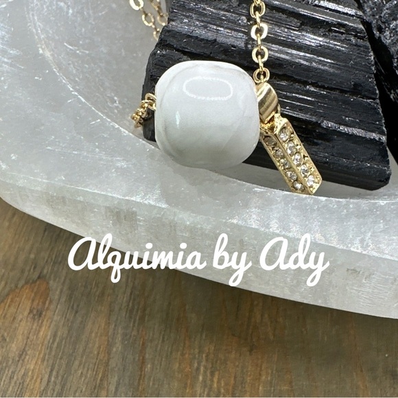 Bohemian Howlite gold dainty delicate pendant necklace - Picture 2 of 5